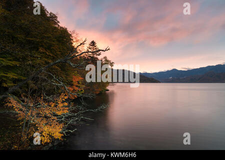 Vue panoramique sur le lac Chuzenji contre le ciel au cours de l'automne au coucher du soleil Banque D'Images