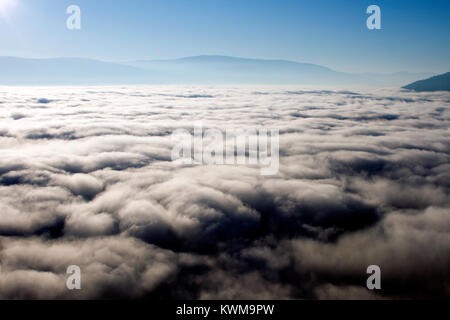 Au-dessus des nuages de brouillard lever du soleil du matin de la tête de géant situé dans la montagne de Summerland, Colombie-Britannique, Canada. Banque D'Images