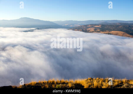 Au-dessus des nuages de brouillard lever du soleil du matin de la tête de géant situé dans la montagne de Summerland, Colombie-Britannique, Canada. Banque D'Images