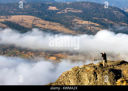 Photographier de l'summitt de Giant's Head Mountain surplombant le brouillard couvrant la vallée dans et de Summerland, Colombie-Britannique, Canada. Banque D'Images