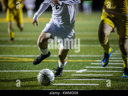 Bettendorf, Iowa, États-Unis. 10 avr, 2017. Bettendorf's Blake Rollinger (2) s'exécute dans pour tirer et marquer au cours de la deuxième moitié de leur match contre Muscatine à Bettendorf High School le lundi, Avril 10, 2017. Bettendorf a gagné le match 4-0. Credit : Andy Abeyta, Quad-City Times/Quad-City Times/ZUMA/Alamy Fil Live News Banque D'Images