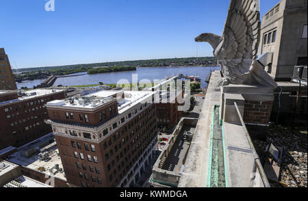 Davenport, Iowa, États-Unis. 31 mai, 2017. De grandes statues de l'aigle veille sur la ville depuis le toit's edge du 13e étage de la tour de la banque du centre-ville de Davenport, le mercredi 31 mai, 2017. Le American Commercial & d'épargne a été achevée en 1929 avec une architecture de style néo-classique et 17 étages dans l'ensemble. Credit : Andy Abeyta, Quad-City Times/Quad-City Times/ZUMA/Alamy Fil Live News Banque D'Images