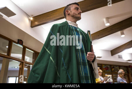 Bettendorf, Iowa, États-Unis. Sep, 2017 3. Père Ross jette entre pour commencer la messe à l'église catholique Saint Jean Marie Vianney à Bettendorf le Dimanche, Septembre 3, 2017. L'église célèbre son 50e anniversaire ce mois-ci. Credit : Andy Abeyta, Quad-City Times/Quad-City Times/ZUMA/Alamy Fil Live News Banque D'Images