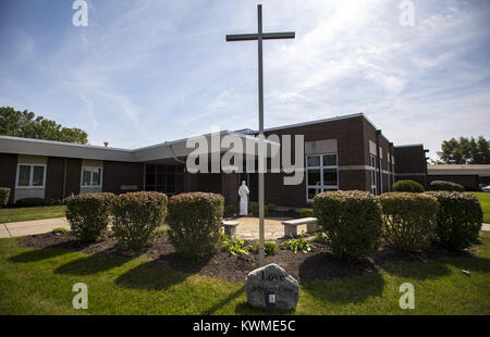 Bettendorf, Iowa, États-Unis. Sep, 2017 3. Saint Jean Marie Vianney Église catholique à Bettendorf est visible pendant la messe le dimanche, Septembre 3, 2017. L'église célèbre son 50e anniversaire ce mois-ci. Credit : Andy Abeyta, Quad-City Times/Quad-City Times/ZUMA/Alamy Fil Live News Banque D'Images