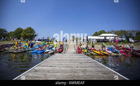 Rock Island, Iowa, États-Unis. Août 19, 2017. Ligne pagayeurs les rives du lac de Potter dans l'île aux pierres pour tenter de briser un record pour le plus grand lancement simultané de canoës et kayaks sur Samedi, 19 août, 2017. Les huit cas Floatzilla annuel a eu lieu avec l'espoir d'action de la rivière de briser le record mondial Guinness pour le plus grand radeau connecté de canoës et kayaks, qui a été créé en 2014 par un groupe de 3 150 bateaux dans le Nord de l'État de New York. Credit : Andy Abeyta, Quad-City Times/Quad-City Times/ZUMA/Alamy Fil Live News Banque D'Images