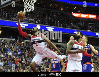 Washington, United States. 08Th Jan, 2018. L-R John Wall et Markieff Morris (Washington) et Kristaps Porzingis (New York) en action au cours de la NBA match Washington Wizards vs New York Knicks à Washington, USA, le 4 janvier 2018. Crédit : David Svab/CTK Photo/Alamy Live News Banque D'Images