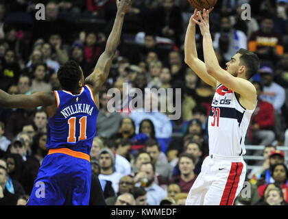 Washington, United States. 08Th Jan, 2018. R-L Tomas Satoransky (Washington) et Frank Ntilikina (New York) en action au cours de la NBA match Washington Wizards vs New York Knicks à Washington, USA, le 4 janvier 2018. Crédit : David Svab/CTK Photo/Alamy Live News Banque D'Images