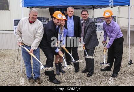 Bettendorf, Iowa, États-Unis. Oct 11, 2017. Chefs de projet ramasser du gravier comme un symbole à l'emplacement de l'BettPlex complexe sportif de Bettendorf le mercredi, Octobre 11, 2017. De nouvelles prestations ont été annoncés dans le cadre de l'BettPlex projet complexe sportif. Credit : Andy Abeyta, Quad-City Times/Quad-City Times/ZUMA/Alamy Fil Live News Banque D'Images