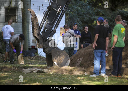 Moline, Iowa, États-Unis. 2Nd Oct, 2017. Illinois State Police Crime Scene Investigation Bureau close up sacs de papier brun et les marque comme creuser les équipes de terrain sur l'un des deux lots soupçonnés de contenir des éléments de preuve potentiels par rapport à la disparition de Trudy Appleby sur Campbell's Island dans la région de East Moline le Lundi, Octobre 2, 2017. Le Service de police de Moline, avec l'aide de l'Illinois State Police Enquêteurs de scène de crime et sont à la recherche de solutions recherche canine la zone après les entrevues avec les intervenants associés à la personne d'intérêt dans l'affaire leur a indiqué les deux lots. ( Banque D'Images