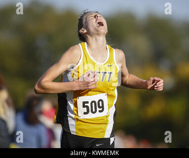 Bettendorf, Iowa, États-Unis. 20 Oct, 2016. Bettendorf allié principal Gallagher passe la ligne d'arrivée de la classe Iowa 4A état-coed rencontrez pays qualifiés à Crow Creek Park à Bettendorf le Jeudi, Octobre 20, 2016. Gallagher a terminé deuxième de son équipe et quatrième avec un temps de 19:22. Les 15 premiers de chaque course sera l'avance à l'état de répondre. Credit : Andy Abeyta/Quad-City Times/ZUMA/Alamy Fil Live News Banque D'Images