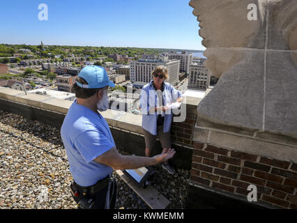 Davenport, Iowa, États-Unis. 31 mai, 2017. Quad-City times reporter Barb Ikes parle à la construction Surintendant Bob Bates sur le toit de la 13e étage de la tour de la banque du centre-ville de Davenport, le mercredi 31 mai, 2017. Le American Commercial & d'épargne a été achevée en 1929 avec une architecture de style néo-classique et 17 étages dans l'ensemble. Credit : Andy Abeyta, Quad-City Times/Quad-City Times/ZUMA/Alamy Fil Live News Banque D'Images