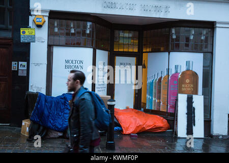 Windsor, Royaume-Uni. 4 janvier, 2018. Une personne sans-abri dort dans une porte en face du château de Windsor. Simon Dudley, le chef conservateur du Royal Borough of Windsor and Maidenhead, a été largement critiqué à la suite d'une déclaration faite hier, appelant à l'usage de la police de pouvoirs juridiques pour dégager la zone de sans-abri avant le mariage royal en mai. Credit : Mark Kerrison/Alamy Live News Banque D'Images