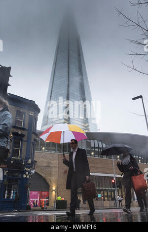 Londres, Royaume-Uni. 4 janvier, 2018. C'était un démarrage détrempée pour les navetteurs dans la capitale après de fortes pluies durant les heures de pointe dans le travail. (C) Crédit : Paul Swinney/Alamy Live News Banque D'Images