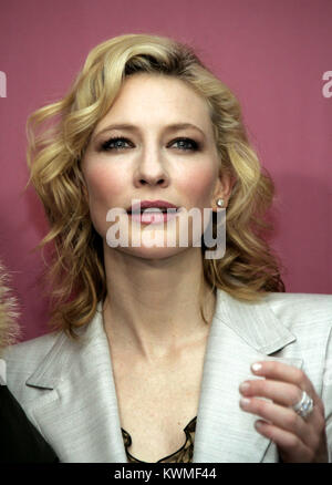 Berlin, Allemagne. 16 Février, 2005. (Afp) - L'actrice australienne Cate Blanchett, actrice principale du film 'La concurrence américaine Life Aquatic with Steve Zissou' sur la photo lors de la présentation du film à la 55e Berlinale festival international du film de Berlin, Allemagne, 16 février 2005. Un total de 21 films en compétition pour le prix de l'Ours d'or et d'argent à la Berlinale. Utilisation dans le monde entier | Credit : dpa/Alamy Live News Banque D'Images