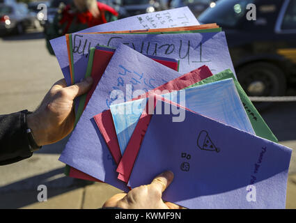 Davenport, Iowa, États-Unis. 15 Nov, 2017. Les cartes de remerciements sont vu donné à Davenport police après qu'ils servent un repas au Campus de Hickory Grove les handicapés Centre de développement à Davenport le mercredi, Novembre 15, 2017. Le Davenport Police Association a célébré l'esprit de grâce en servant les clients et le personnel du Centre de développement les handicapés Credit : Andy Abeyta/Quad-City Times/ZUMA/Alamy Fil Live News Banque D'Images