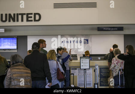 Moline, Iowa, États-Unis. 18 Oct, 2017. United Airlines passagers attendent en file pour l'enregistrement pour un vol à destination de Chicago à l'Aéroport International Quad-City à Moline, le mercredi 18 octobre, 2017. Credit : Andy Abeyta/Quad-City Times/ZUMA/Alamy Fil Live News Banque D'Images