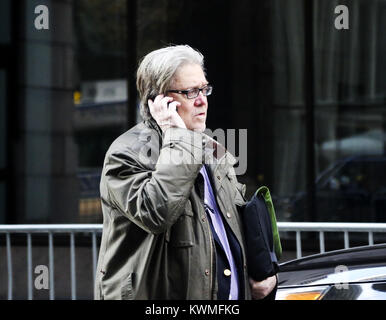 Steve Bannon, analyste en chef pour le président élu des Etats-Unis, Donald Trump, fait un appel téléphonique dans la rue à côté de la Trump Tower, New York, New York, 9 décembre 2016. Credit : Aude Guerrucci / Piscine via CNP - AUCUN FIL SERVICE - Photo : Aude Guerrucci/consolidé/dpa | conditions dans le monde entier Banque D'Images