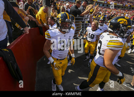 Ames, Iowa, USA. Sep 9, 2017. L'Iowa Hawkeyes linebacker Kristian Welch (34) célèbre remporter leur match contre les cyclones de l'état de l'Iowa au stade Jack Trice à Ames, le samedi 9 septembre 2017. Credit : Andy Abeyta, Quad-City Times/Quad-City Times/ZUMA/Alamy Fil Live News Banque D'Images