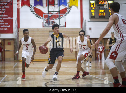 Davenport, Iowa, États-Unis. 8e Dec 2017. Bettendorf's Carton Desi (13) court en bas du tribunal pendant le quatrième trimestre de leur jeu à Davenport West High School le Vendredi, Décembre 8, 2017. Credit : Andy Abeyta/Quad-City Times/ZUMA/Alamy Fil Live News Banque D'Images