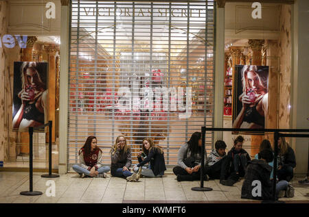 Moline, Iowa, États-Unis. 24 Nov, 2016. Shoppers s'alignent pour le Black Friday ventes chez SouthPark mall à Moline le jeudi 24 novembre, 2016. Credit : Andy Abeyta/Quad-City Times/ZUMA/Alamy Fil Live News Banque D'Images