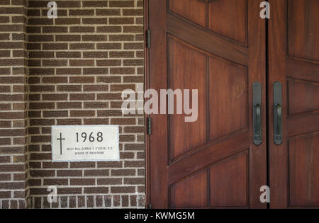 Bettendorf, Iowa, États-Unis. Sep, 2017 3. L'entrée principale de l'église catholique Saint Jean Marie Vianney à Bettendorf est vu le Dimanche, Septembre 3, 2017. L'église célèbre son 50e anniversaire ce mois-ci. Credit : Andy Abeyta, Quad-City Times/Quad-City Times/ZUMA/Alamy Fil Live News Banque D'Images