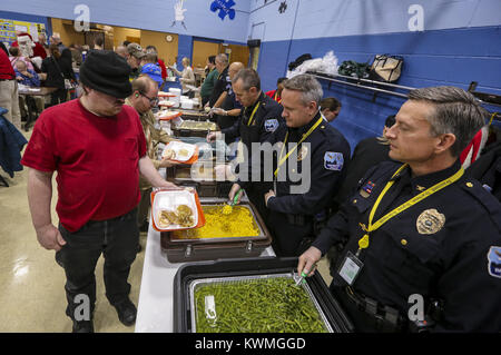 Davenport, Iowa, États-Unis. 15 Nov, 2017. Le chef de la Police Paul Davenport Sikorski et ses officiers de servir les clients à l'Hickory Grove des handicapés du campus centre de développement à Davenport le mercredi, Novembre 15, 2017. Le Davenport Police Association a célébré l'esprit de grâce en servant les clients et le personnel du Centre de développement les handicapés Credit : Andy Abeyta/Quad-City Times/ZUMA/Alamy Fil Live News Banque D'Images