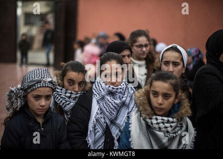 Des proches de 17 ans Moussab palestinien Tamimi assister à ses funérailles, après qu'il a été tué la veille lors d'affrontements avec des soldats israéliens, dans le village de Deir Nizam, au nord de Ramallah, dans les territoires palestiniens, 04 janvier 2018. Photo : Ilia Efimovitch/dpa Banque D'Images