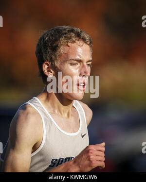 Bettendorf, Iowa, États-Unis. 20 Oct, 2016. Valley junior agréable Nicholas Yanek s'exécute à mi-chemin dans le cadre de la classe Iowa 4A état-coed rencontrez pays qualifiés à Crow Creek Park à Bettendorf le Jeudi, Octobre 20, 2016. Yanek a terminé premier avec un temps de 16:04. Les 15 premiers de chaque course sera l'avance à l'état de répondre. Credit : Andy Abeyta/Quad-City Times/ZUMA/Alamy Fil Live News Banque D'Images