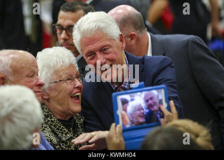 Davenport, Iowa, États-Unis. 13 Oct, 2016. L'ancien Président Bill Clinton pose pour une photo avec un membre de la foule après avoir parlé à un tour d'autobus s'arrêtent à North High School de Davenport le Jeudi, 13 octobre, 2016. L'ancien président a pris la parole au nom de l'épouse Hillary Clinton sur sa campagne pour office et a encouragé l'Iowa à aller voter. Credit : Andy Abeyta/Quad-City Times/ZUMA/Alamy Fil Live News Banque D'Images