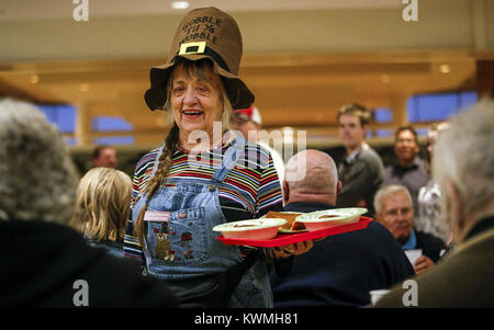 Moline, Iowa, États-Unis. 24 Nov, 2016. Stacy Ackley distinguée du Corps Clown sert au pie de les clients de SouthPark mall à Moline le jeudi 24 novembre, 2016. M. de grâce a tenu son 46e souper communautaire annuel avec l'aide d'environ 400 volontaires pour servir plus de 2 000 personnes. Credit : Andy Abeyta/Quad-City Times/ZUMA/Alamy Fil Live News Banque D'Images