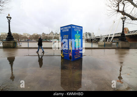 Londres, Royaume-Uni. 4 janvier, 2018. Les piétons passent devant les grands lacs de l'eau sur Londres Southbank laissé par Eleanor tempête le jour avant Crédit : amer ghazzal/Alamy Live News Banque D'Images