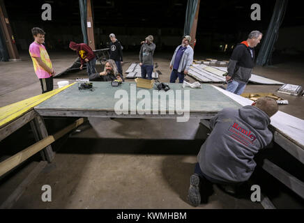 Rock Island, Iowa, États-Unis. 29 Nov, 2017. Une équipe travaille à l'assemblage de sauts à l'AAPC Expo Center de Rock Island le mercredi 29 novembre 2017. Le cours est la seule voie en béton à l'intérieur des États-Unis et sera utilisée pour une série de courses cette semaine. Credit : Andy Abeyta/Quad-City Times/ZUMA/Alamy Fil Live News Banque D'Images