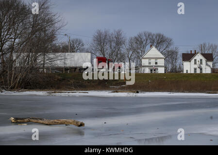 Davenport, Iowa, États-Unis. 28 Dec, 2016. Un bras de la rivière Mississippi est vu encore gelé à l'île de crédit dans la région de Davenport le Mercredi, Décembre 28, 2016. La glace et la neige continue de fondre comme Quad-City région temps exceptionnellement doux. Credit : Andy Abeyta/Quad-City Times/ZUMA/Alamy Fil Live News Banque D'Images