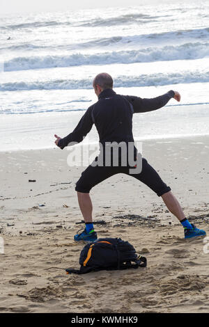 Bournemouth, Dorset, UK. 4 janvier, 2018. Météo France : Jour de vent à Bournemouth. L'homme fait un peu de tai chi sur la plage Crédit : Carolyn Jenkins/Alamy Live News Banque D'Images