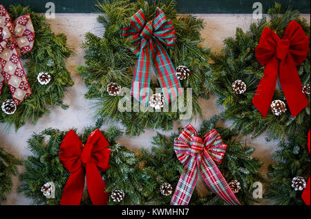 Moline, Iowa, États-Unis. 18 Nov, 2016. Un affichage de la main Wyffel Kathy couronnes sont vus en vente à l'Wyffel Christmas Tree Farm juste en dehors de Moline le vendredi 18 novembre, 2016. Rick et Kathy Wyffels sont prêts pour leur 19e année de l'entreprise Vente de sapins de Noël, des couronnes et autres décorations de Noël. Credit : Andy Abeyta/Quad-City Times/ZUMA/Alamy Fil Live News Banque D'Images