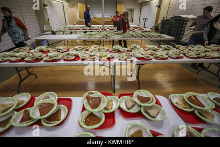 Moline, Iowa, États-Unis. 24 Nov, 2016. Les bénévoles préparent les tartes pour les envoyer aux clients de SouthPark mall à Moline le jeudi 24 novembre, 2016. M. de grâce a tenu son 46e souper communautaire annuel avec l'aide d'environ 400 volontaires pour servir plus de 2 000 personnes. Credit : Andy Abeyta/Quad-City Times/ZUMA/Alamy Fil Live News Banque D'Images