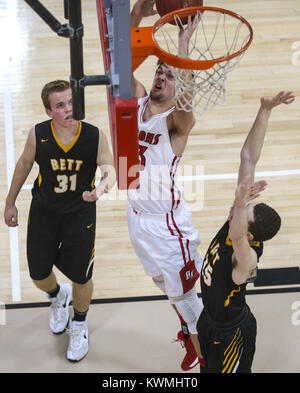 Davenport, Iowa, États-Unis. 8e Dec 2017. Davenport West's Brett Erwin (43) prend un coup de feu au cours du troisième trimestre de leur jeu à Davenport West High School le Vendredi, Décembre 8, 2017. Credit : Andy Abeyta/Quad-City Times/ZUMA/Alamy Fil Live News Banque D'Images