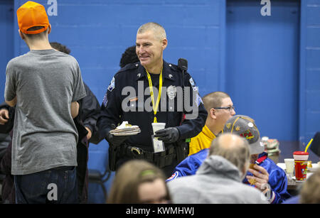 Davenport, Iowa, États-Unis. 15 Nov, 2017. Le Sgt. Andrew Harris élimine les plaques pour les clients à l'Hickory Grove des handicapés du campus centre de développement à Davenport le mercredi, Novembre 15, 2017. Le Davenport Police Association a célébré l'esprit de grâce en servant les clients et le personnel du Centre de développement les handicapés Credit : Andy Abeyta/Quad-City Times/ZUMA/Alamy Fil Live News Banque D'Images