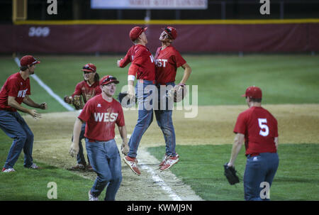 Eldridge, Iowa, États-Unis. 17 juillet, 2017. Les joueurs de l'Ouest Davenport célébrer remporté leur match 11-2 contre à North Scott High School d'Eldridge le lundi 17 juillet 2017. Credit : Andy Abeyta, Quad-City Times/Quad-City Times/ZUMA/Alamy Fil Live News Banque D'Images