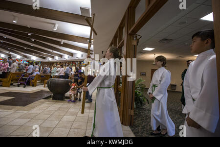 Bettendorf, Iowa, États-Unis. Sep, 2017 3. Les jeunes servants d'autel entrée pour commencer la messe à l'église catholique Saint Jean Marie Vianney à Bettendorf le Dimanche, Septembre 3, 2017. L'église célèbre son 50e anniversaire ce mois-ci. Credit : Andy Abeyta, Quad-City Times/Quad-City Times/ZUMA/Alamy Fil Live News Banque D'Images