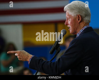 Davenport, Iowa, États-Unis. 13 Oct, 2016. L'ancien Président Bill Clinton parle au cours d'une visite guidée en bus, arrêt à North High School de Davenport le Jeudi, 13 octobre, 2016. L'ancien président a pris la parole au nom de l'épouse Hillary Clinton sur sa campagne pour office et a encouragé l'Iowa à aller voter. Credit : Andy Abeyta/Quad-City Times/ZUMA/Alamy Fil Live News Banque D'Images