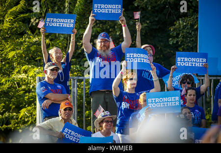 Davenport, Iowa, États-Unis. 12Th Mar, 2016. Les membres de l'auditoire portant ''les enseignants pour Hillary'' shirts vague signe à l'appui de le candidat démocrate Hillary Clinton à la 49e assemblée annuelle du travail pour saluer le poulet frite à Illiniwek Park à Hampton le Lundi, septembre 5, 2016. La présidence revient à l'événement pour la deuxième année consécutive après avoir fait campagne en Pennsylvanie et l'Ohio, plus tôt dans la journée. Credit : Andy Abeyta/Quad-City Times/ZUMA/Alamy Fil Live News Banque D'Images