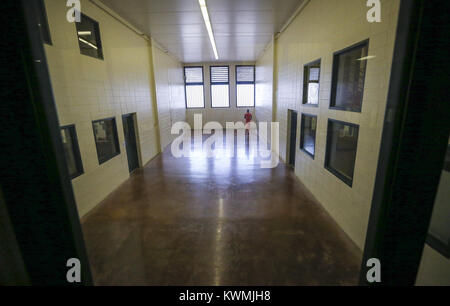 Davenport, Iowa, États-Unis. 15 Sep, 2017. Une nature ayant des temps de récréation jogge-et-vient seul à la prison du comté de Scott dans Davenport le Vendredi, Septembre 15, 2017. Avec près de 1 millions de dollars provenant de la nouvelle Co-patrouille du Sheriff Scott siège, Sheriff Tim Lane veut prendre cet argent et faire quelques améliorations à la prison. À savoir, l'ajout d'un certain genre de diviseurs dans l'apport spécial et unités de gestion spéciale où les détenus ayant des problèmes de comportement sont logés. La séparation entre les détenus pourraient permettre à la prison pour être utilisés plus pleinement au renforcement plutôt qu'en les transférant à differe Banque D'Images