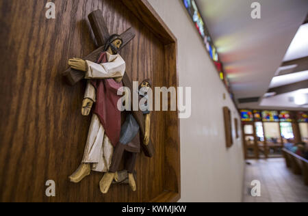 Bettendorf, Iowa, États-Unis. Sep, 2017 3. L'une des stations de la croix est vu à l'église catholique Saint Jean Marie Vianney à Bettendorf le Dimanche, Septembre 3, 2017. L'église célèbre son 50e anniversaire ce mois-ci. Credit : Andy Abeyta, Quad-City Times/Quad-City Times/ZUMA/Alamy Fil Live News Banque D'Images