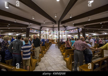 Bettendorf, Iowa, États-Unis. Sep, 2017 3. Paroissiens saluent au début de la messe à l'église catholique Saint Jean Marie Vianney à Bettendorf le Dimanche, Septembre 3, 2017. L'église célèbre son 50e anniversaire ce mois-ci. Credit : Andy Abeyta, Quad-City Times/Quad-City Times/ZUMA/Alamy Fil Live News Banque D'Images