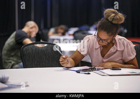 Davenport, Iowa, États-Unis. 27 Sep, 2017. Desiree Washington de Moline remplit un peu les demandes d'emploi à la recherche d'un premier quart de travail à la foire de l'emploi chez Rhythm City Casino à Davenport le mercredi, Septembre 27, 2017. L'Quad-City Times Career Fair a accueilli 45 exposants, allant de l'emploi dans l'ingénierie, la dotation en personnel, médical et industriel. Credit : Andy Abeyta, Quad-City Times/Quad-City Times/ZUMA/Alamy Fil Live News Banque D'Images