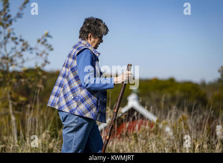 Bettendorf, Iowa, États-Unis. 22 octobre, 2016. Elaine Kresse de Davenport randonnées sur une crête surplombant une grange dans la région de Blue Grass le samedi 22 octobre, 2016. Le club de randonnée Black Hawk a marché parmi les six kilomètres de sentiers sur une parcelle de 250 acres de la propriété privée près de Blue Grass. Le club s'approche de sa 97e année et 2,550ème randonnée pédestre comme un club. Credit : Andy Abeyta/Quad-City Times/ZUMA/Alamy Fil Live News Banque D'Images