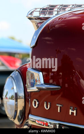 Moline, Iowa, États-Unis. Sep 24, 2017. L'extrémité avant d'un 1950 Plymouth Deluxe administré par Fred Attwood Rock Island a été exposé, le dimanche 24 septembre 2017, au cours de l'assemblée annuelle du Quad-City tiges Vintage car show s'est tenue à Black Hawk College à Moline. Plus de 400 voitures anciennes, hot rods, des tiges de rue et d'intérêts spéciaux voitures étaient sur place lors de l'exposition. Crédit : John Schultz/Quad-City Times/ZUMA/Alamy Fil Live News Banque D'Images