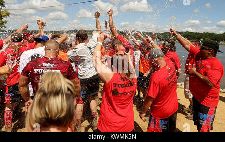 Leclaire, Iowa, États-Unis. 12Th Aug 2017. Une célébration de chariots tracteurs équipés d'un bon nombre des équipes du côté de l'Iowa éclate avec danse et de jeter de la bière, Samedi, Août 12, 2017, lors de la 31e Tugfest entre LeClaire Iowa et l'Illinois Port Byron. L'Iowa a gagné seulement deux des 12 tirages. Crédit : John Schultz/Quad-City Times/ZUMA/Alamy Fil Live News Banque D'Images