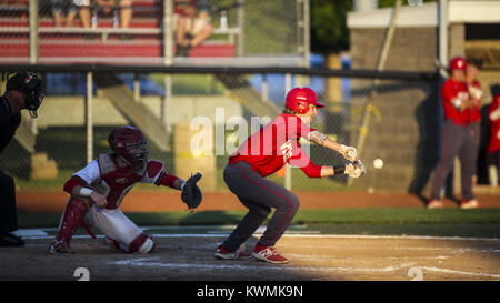 Eldridge, Iowa, États-Unis. 17 juillet, 2017. Davenport West's Noah McCreary (8) se connecte à un bunt pendant leur match à North Scott High School d'Eldridge le lundi 17 juillet 2017. Plus de 500 spectateurs ont assisté au match comme Davenport Ouest Nord défait Scott, 11-2. Credit : Andy Abeyta, Quad-City Times/Quad-City Times/ZUMA/Alamy Fil Live News Banque D'Images